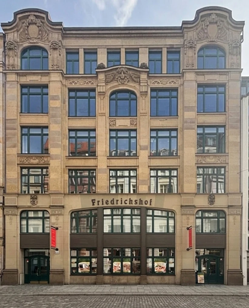 Bürogebäude Friedrichshof am Raboisen 32 in der Hamburger Innenstadt, Sandsteinfassade mit fünf Etagen
